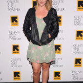 Abby Elliott sexy