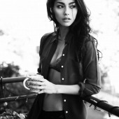 Adrianne Ho dessous