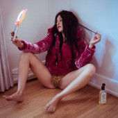 Alia Shawkat upslkirt