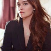 Alice Englert sexy