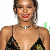 Alisha Boe braless
