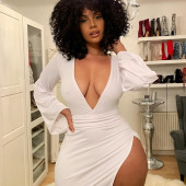 Amirah Dyme cleavage