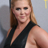 Amy Schumer sideboobs