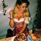 Angelina Heger dekollete
