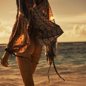 Anja Rubik ass