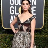 Anne Hathaway dekollete