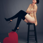 Anne Hathaway naked