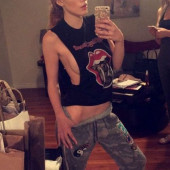 Bella Thorne sideboob