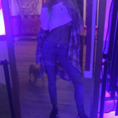 Bella Thorne topless