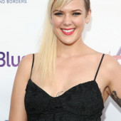 Betty Who sexy