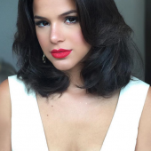 Bruna Marquezine cleavage