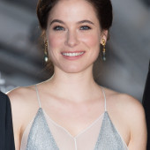 Caroline Dhavernas braless