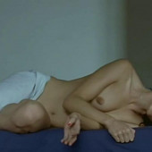 Caroline Ducey aux seins nus