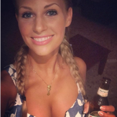 Caroline Noeding ausschnitt