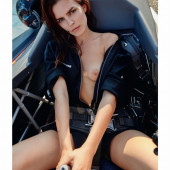 Clara Botte aux seins nus