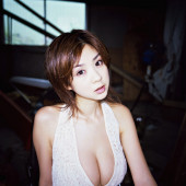 Aki Hoshino 