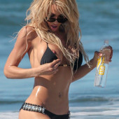 Dalia Elliott nipple slip