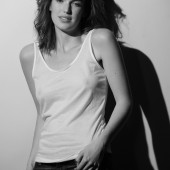 Elizabeth Henstridge pokies