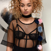 Ella Eyre nippel piercing