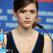 Emily Cox ausschnitt
