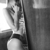 Emily Ratajkowski selfie