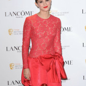 Emma Watson no bra