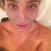 Hannah Davis topless-selfie