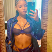 Halle Bailey 