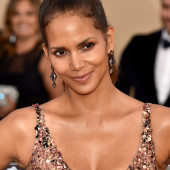 Halle Berry dekollete