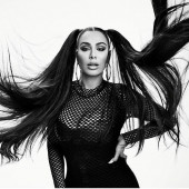 Huda Kattan dekollete