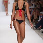 Jasmine Sanders dessous