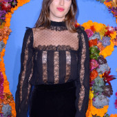 Jeanne Damas braless
