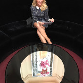 Jennifer Knaeble beine