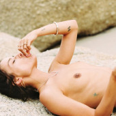 Jessica Lee Buchanan oben ohne