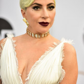 Lady Gaga dekollete