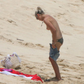 Laeticia Hallyday nackt