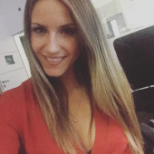 Lara Obersovszky ausschnitt