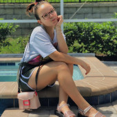 Larissa Manoela feet