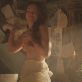 Laura Haddock oben ohne