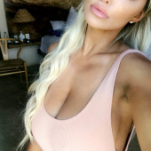 Lindsey Pelas cleavage