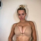 Lindsey Pelas