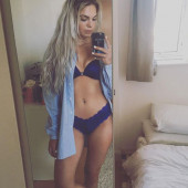 Louisa Johnson selfie