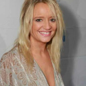 Lucy Davis dekollete