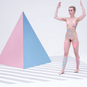 Miley Cyrus fully nude
