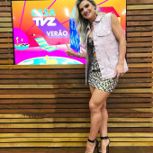 Mirella Santos legs