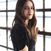 Molly Gordon 