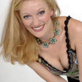 Monika Gruber dekollete