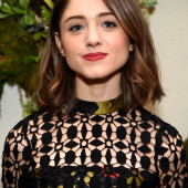 Natalia Dyer koerper