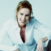 Nicole Beutler dekollete