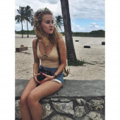 Pauline Angert ohne bh